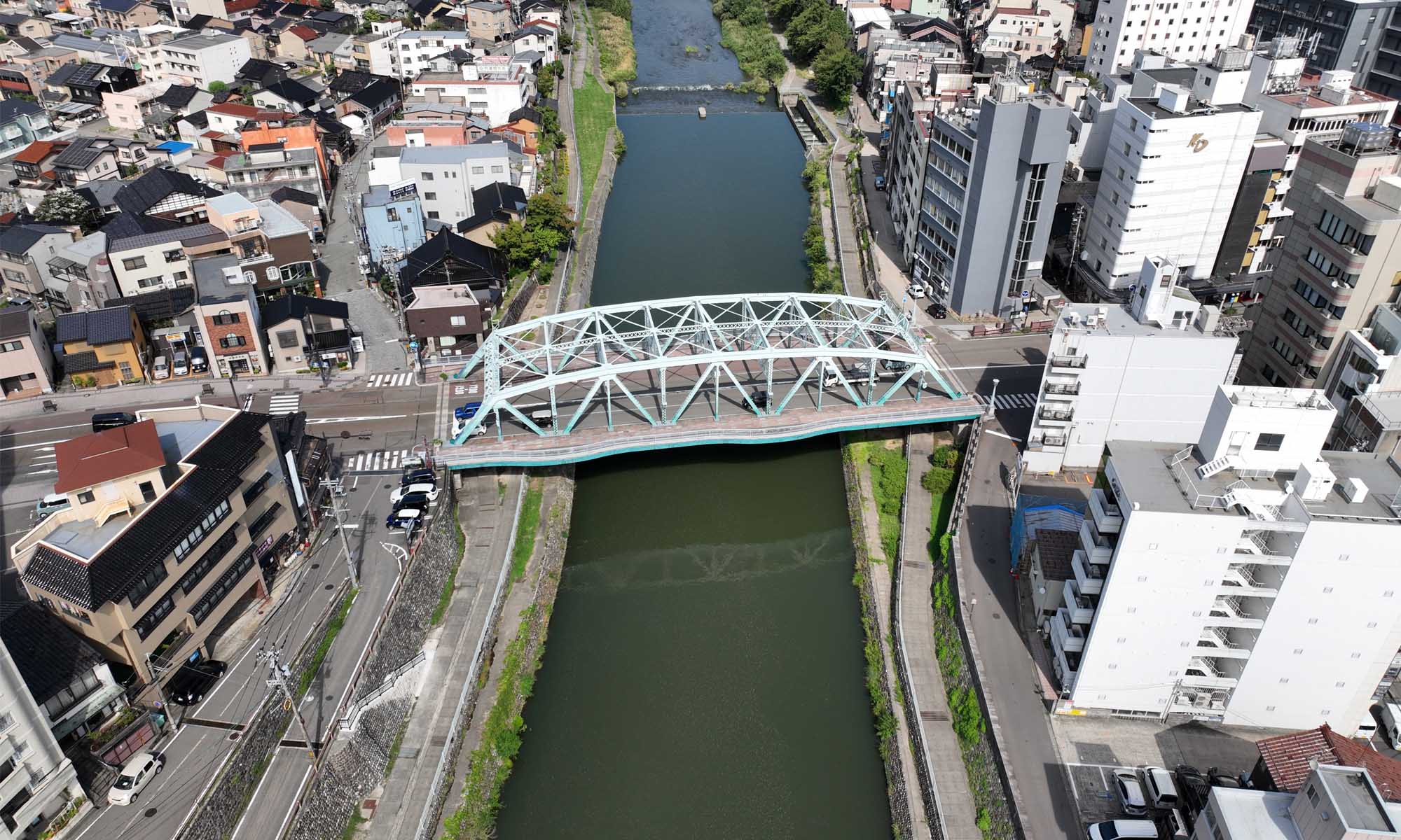 ドローン空撮。鳥たちが眺めている景色を記録する